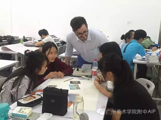 英国创意艺术大学（UCA）导师Gary和Jim给2016级新生带来《STORY STORY STORY》的workshop体验课程，让新生尝试以小组形式合作做作业。