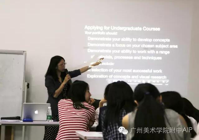 伦敦艺术大学广州办事处高级教育顾问向学生们介绍院校专业信息