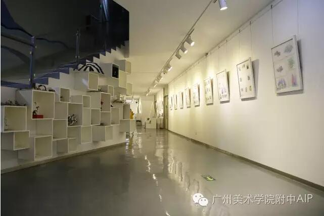 更多艺术作品展示的校园长廊