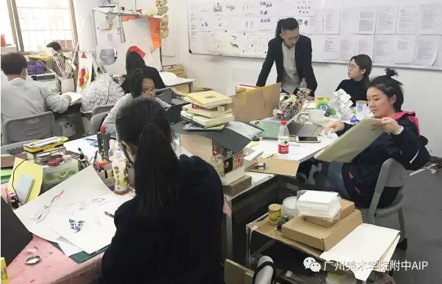 专业老师正在指导同学们的作品集