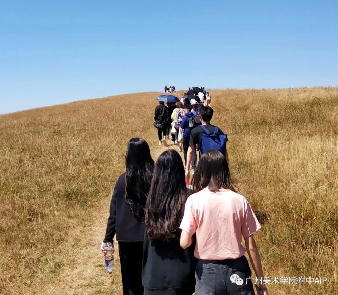 踏着绵软的草原小道，看着无边的海天相接，走向海岸最好的观景处图1