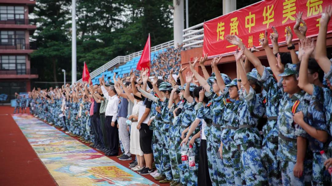 广美军训新生千人共绘百米画卷活动完美结束